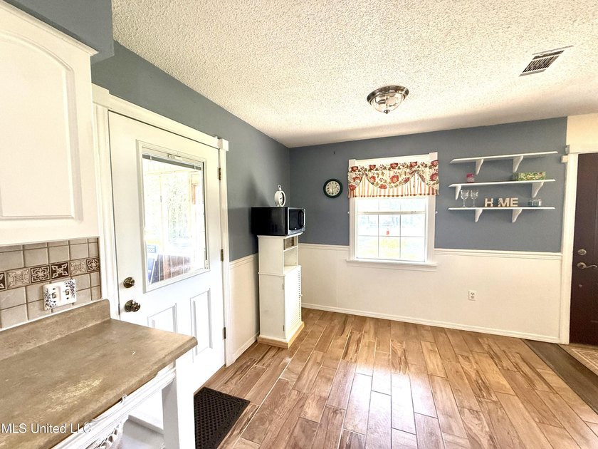 Impeccably maintained 1786 sq ft brick ranch offering versatile - photo 6