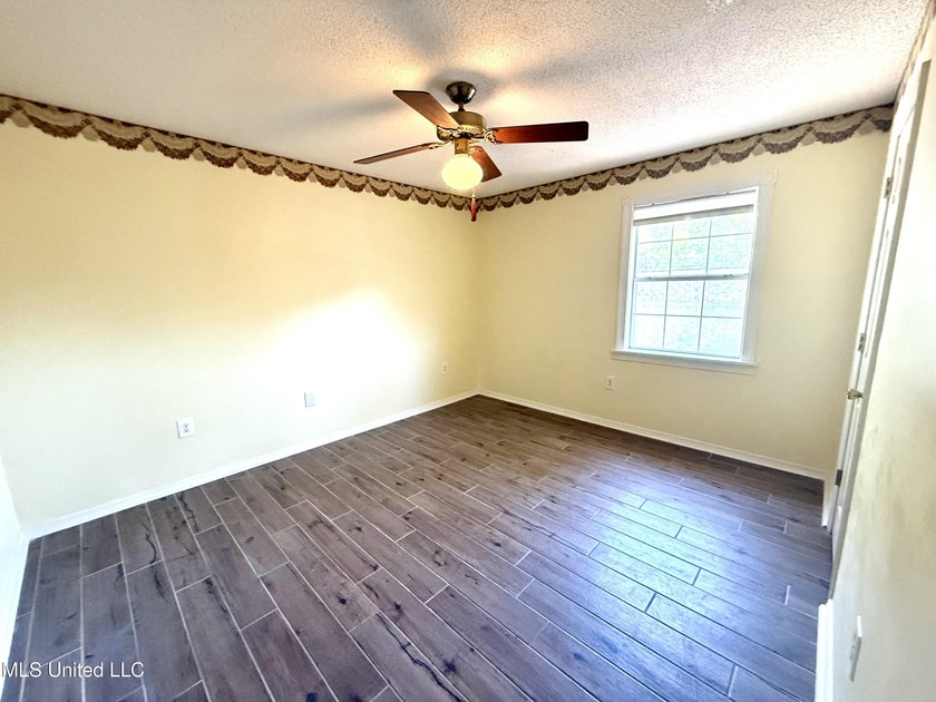 Impeccably maintained 1786 sq ft brick ranch offering versatile - photo 8
