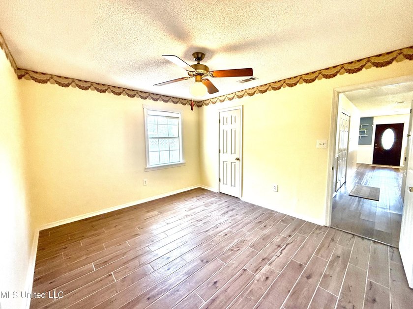 Impeccably maintained 1786 sq ft brick ranch offering versatile - photo 9