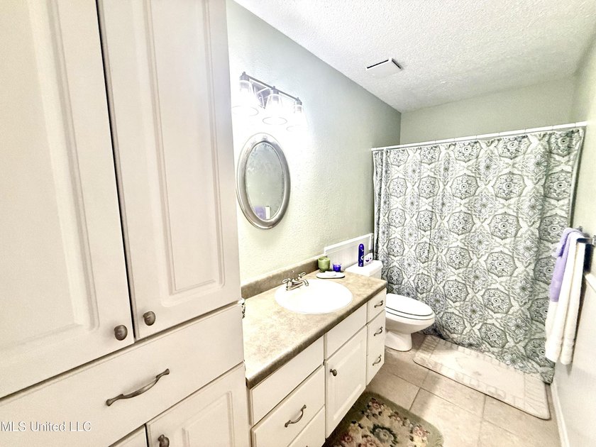 Impeccably maintained 1786 sq ft brick ranch offering versatile - photo 10