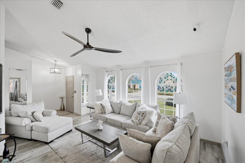 Welcome home to this beautifully updated 3-bedroom, 2-bath pool - photo 6