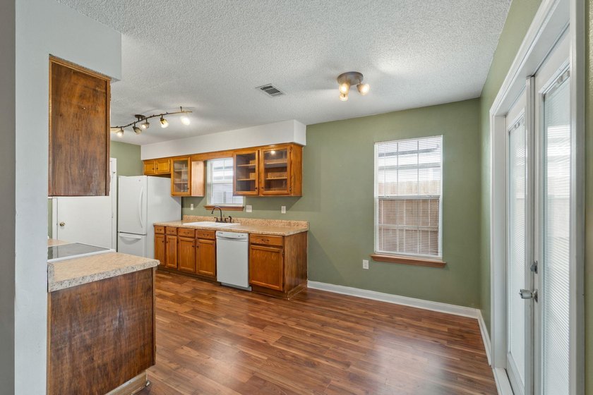 Welcome home to this perfectly located 3-bedroom, 2-bath - photo 11