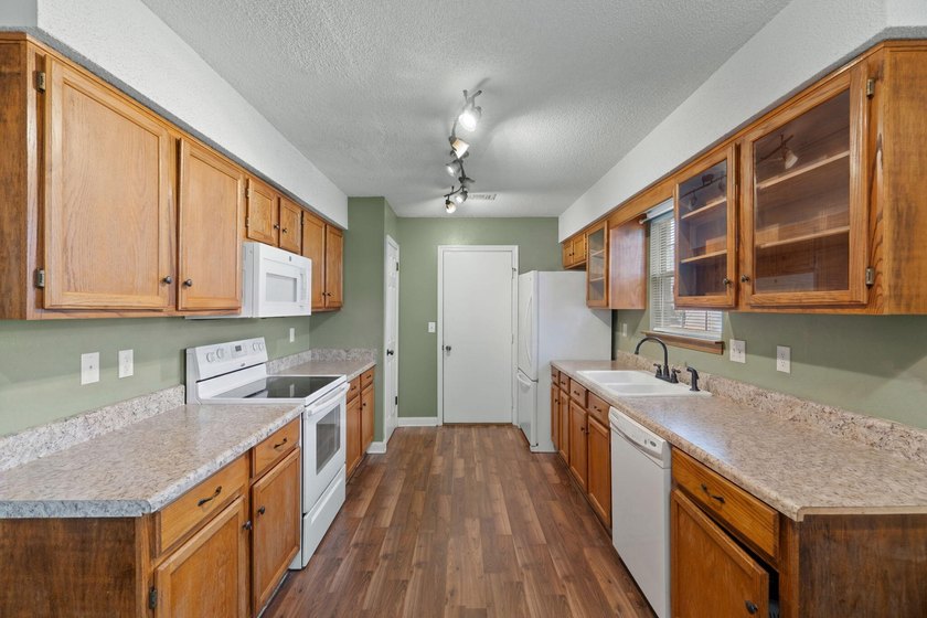 Welcome home to this perfectly located 3-bedroom, 2-bath - photo 13