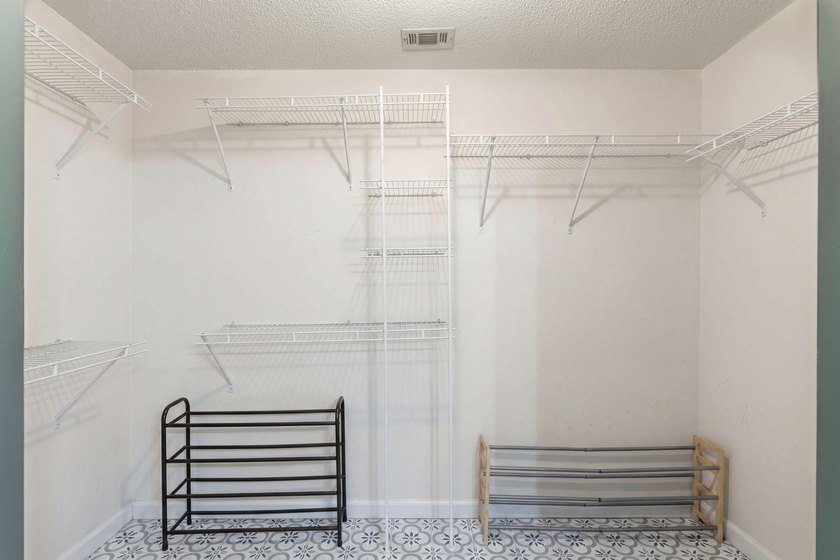 Welcome home to this perfectly located 3-bedroom, 2-bath - photo 24