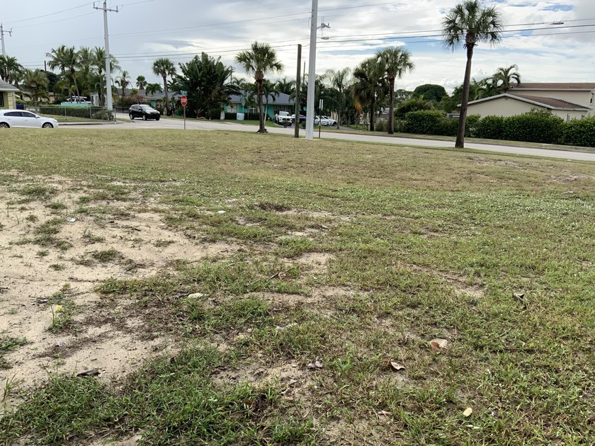 25 AC, CORNER LOT, READY TO BUILD SINGLE FAMILY HOME OR DUPLEX - photo 2