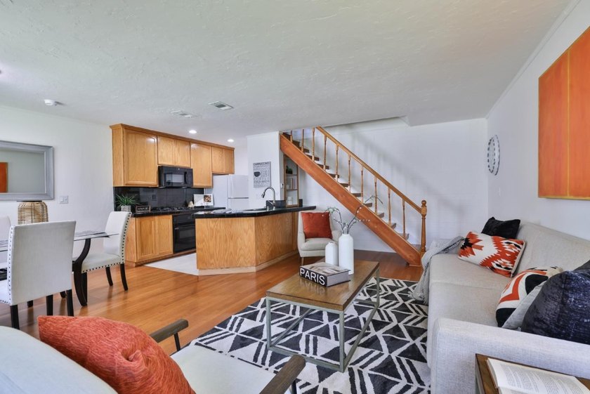 Located in the sought-after Cambrian neighborhood, bordering Los - photo 3