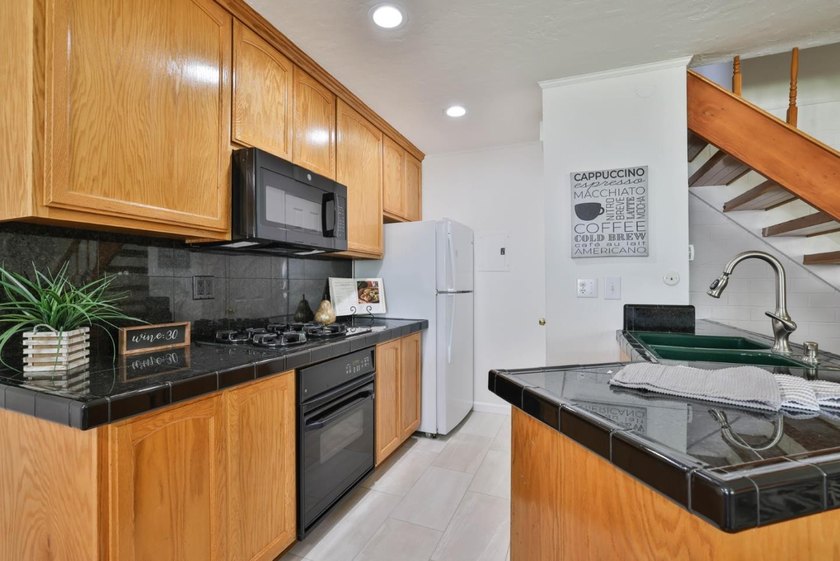 Located in the sought-after Cambrian neighborhood, bordering Los - photo 6