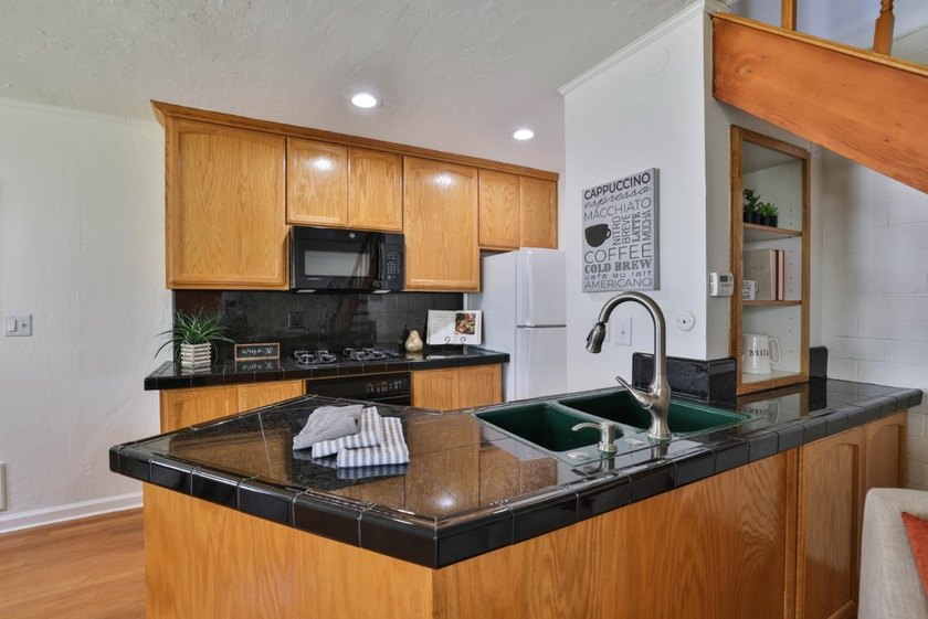 Located in the sought-after Cambrian neighborhood, bordering Los - photo 8