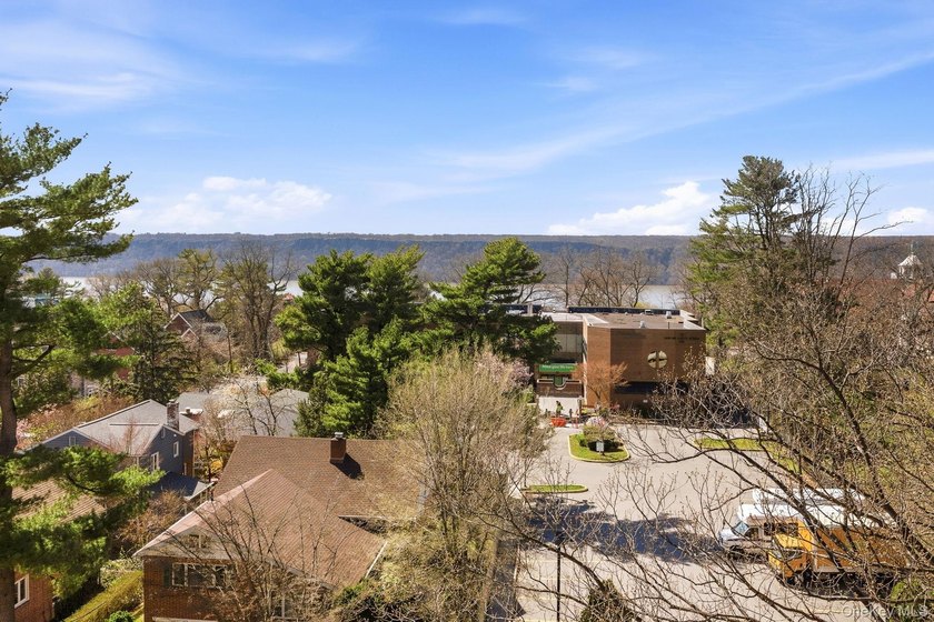 Welcome Home to this Beautifully renovated one-bedroom - photo 12