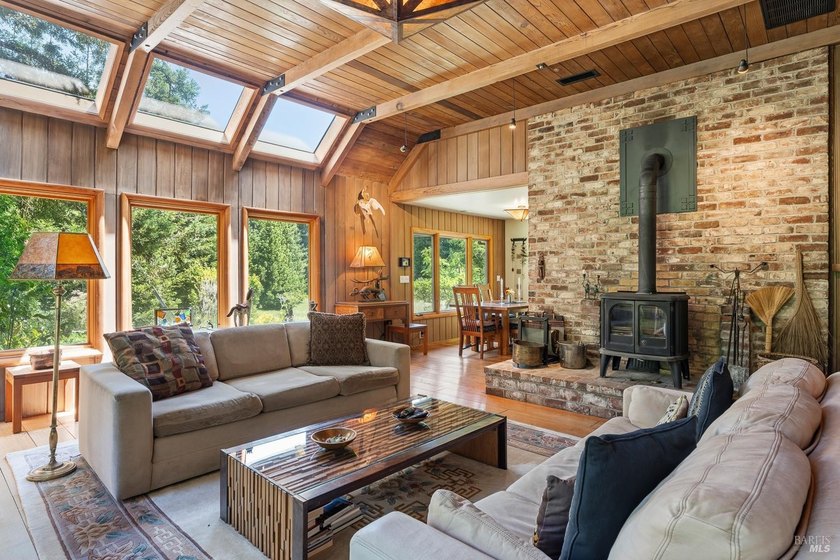 SAI POMA RANCH is a rare creekside estate offering exceptional - photo 2