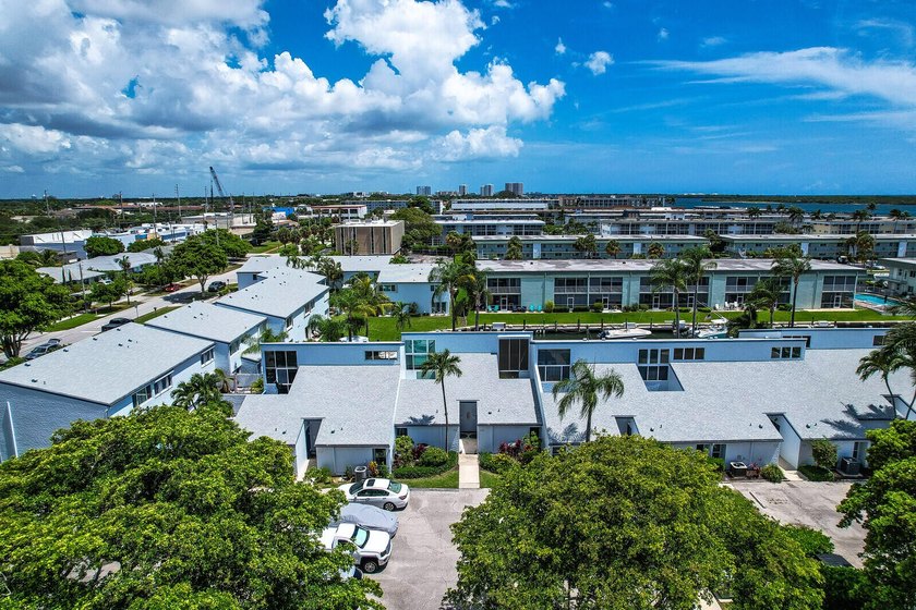 Light and bright Waterfront Condo with beautiful canal and boat - photo 2