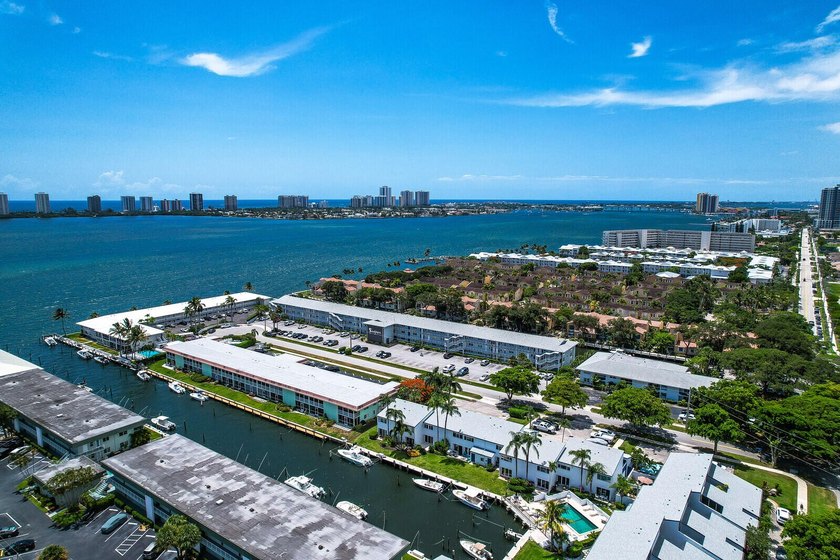 Light and bright Waterfront Condo with beautiful canal and boat - photo 3