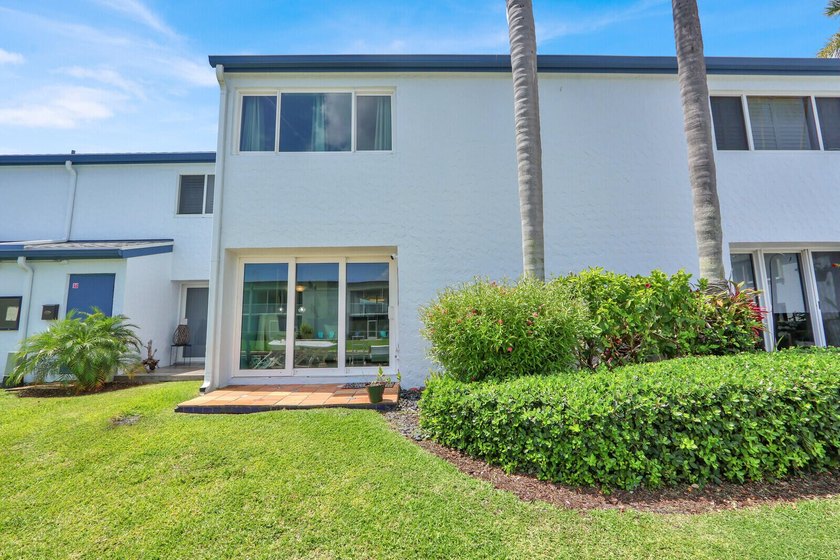 Light and bright Waterfront Condo with beautiful canal and boat - photo 5