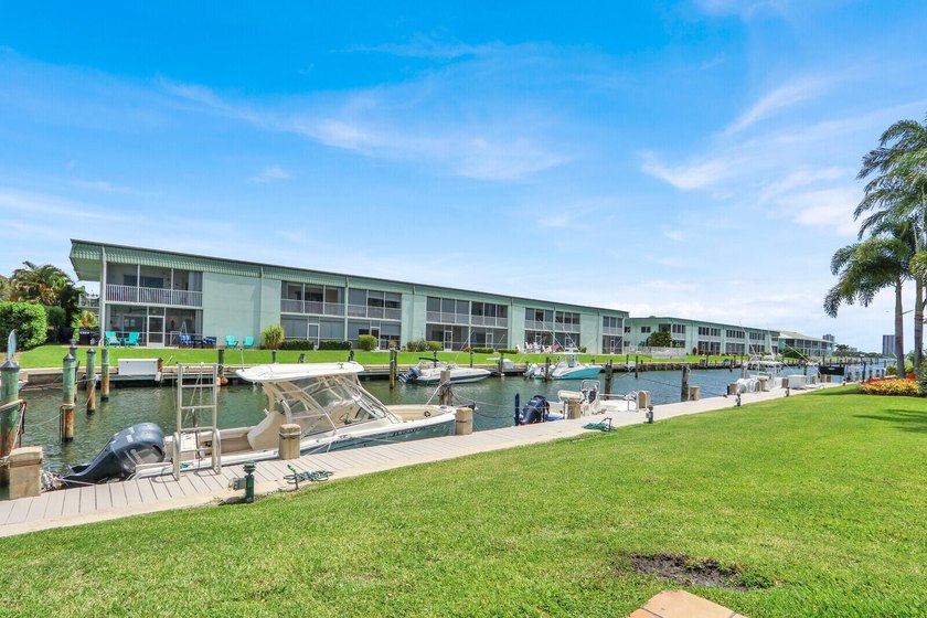 Light and bright Waterfront Condo with beautiful canal and boat - photo 8