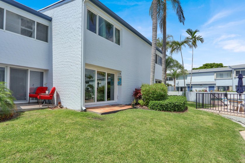 Light and bright Waterfront Condo with beautiful canal and boat - photo 9