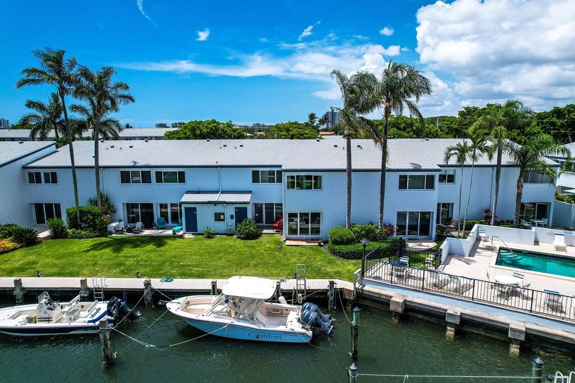 Light and bright Waterfront Condo with beautiful canal and boat - photo 10
