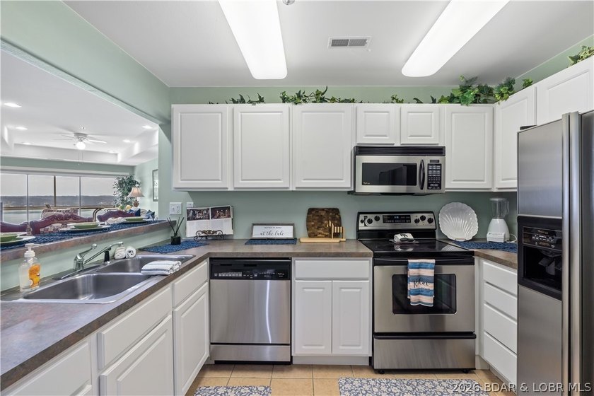 Enjoy easy lake living from this well-maintained, fully - photo 11