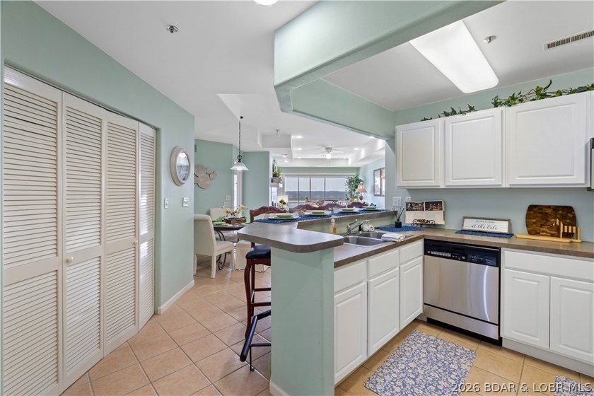 Enjoy easy lake living from this well-maintained, fully - photo 12