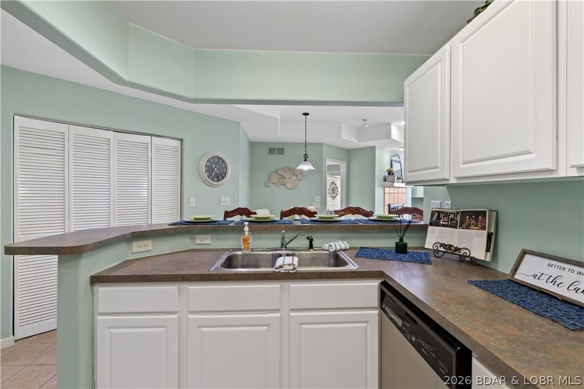 Enjoy easy lake living from this well-maintained, fully - photo 13