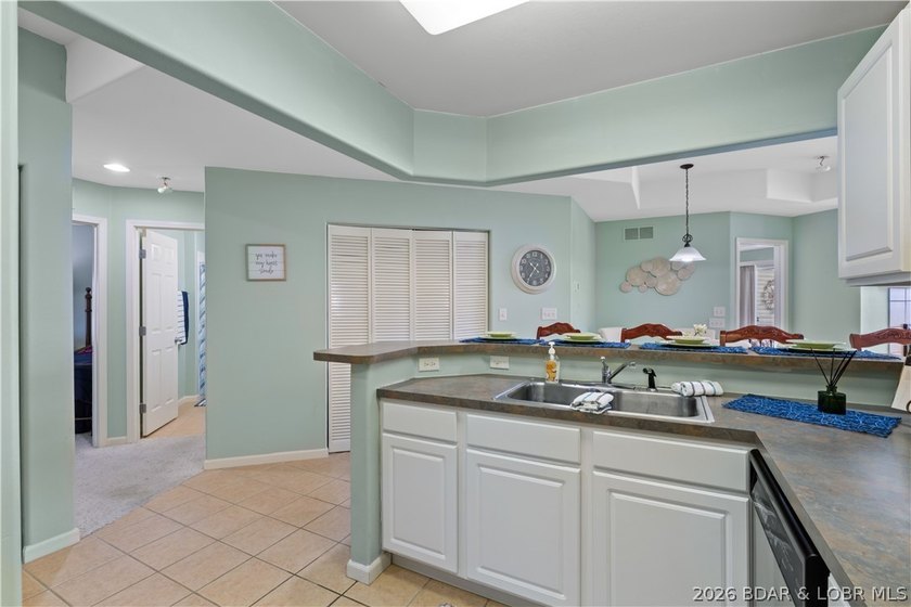 Enjoy easy lake living from this well-maintained, fully - photo 14