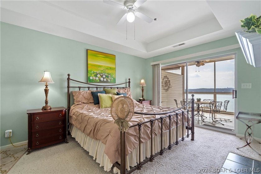 Enjoy easy lake living from this well-maintained, fully - photo 17