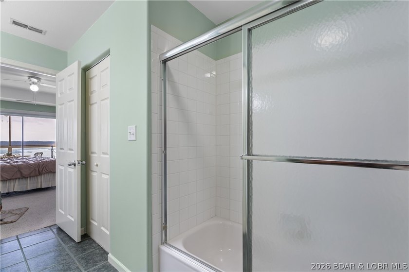 Enjoy easy lake living from this well-maintained, fully - photo 21