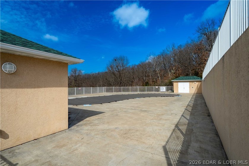 Enjoy easy lake living from this well-maintained, fully - photo 29