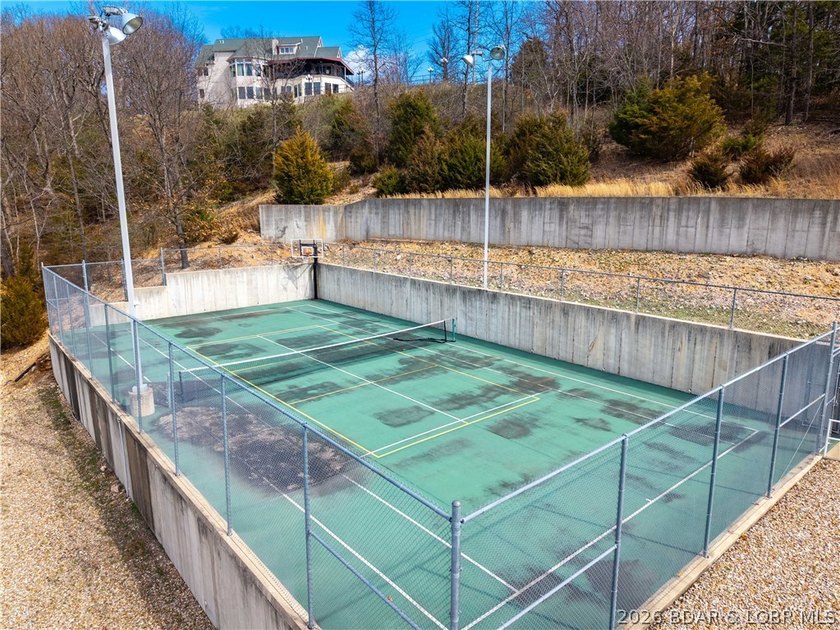 Enjoy easy lake living from this well-maintained, fully - photo 37