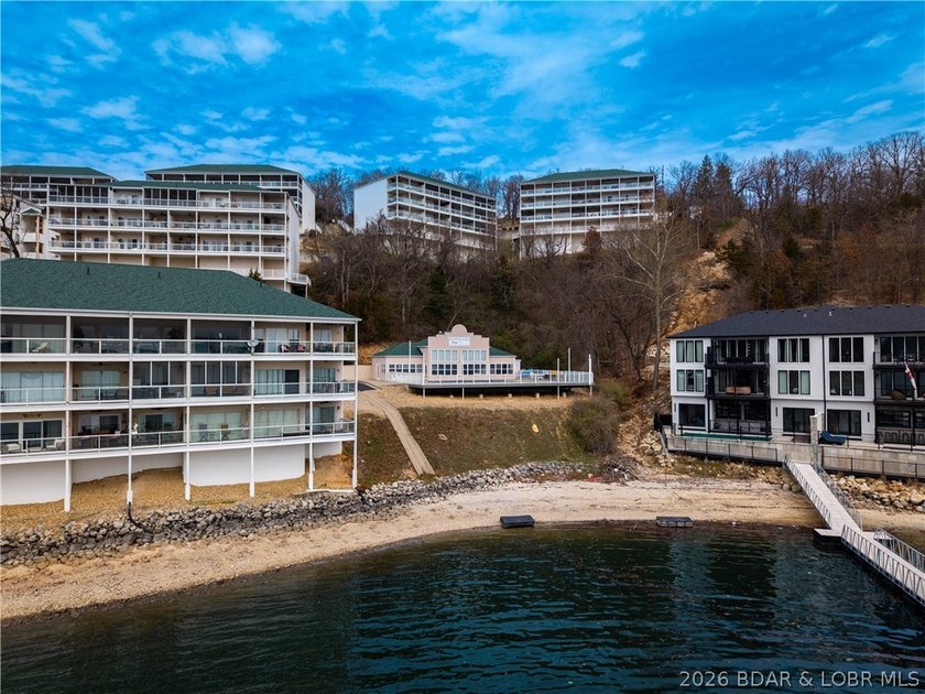 Enjoy easy lake living from this well-maintained, fully - photo 47