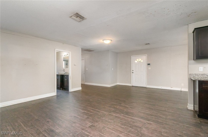 Spacious three-bedroom, two-bathroom home with a two-car garage - photo 3