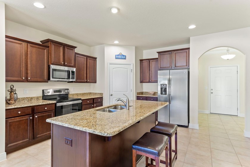 Immaculate, well maintained stunning 5-Bedroom, 2.5 Bath Home - photo 11