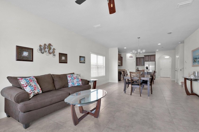 Immaculate, well maintained stunning 5-Bedroom, 2.5 Bath Home - photo 13
