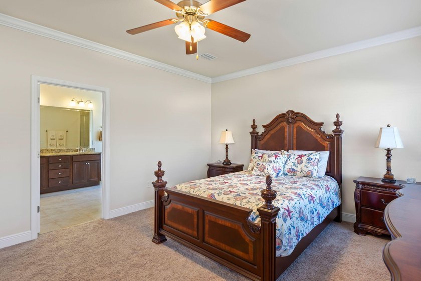 Immaculate, well maintained stunning 5-Bedroom, 2.5 Bath Home - photo 17