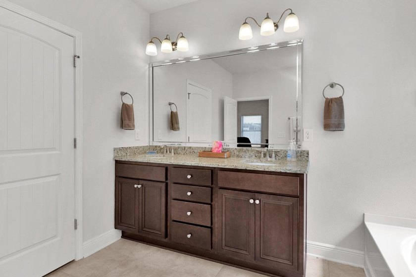 Immaculate, well maintained stunning 5-Bedroom, 2.5 Bath Home - photo 19