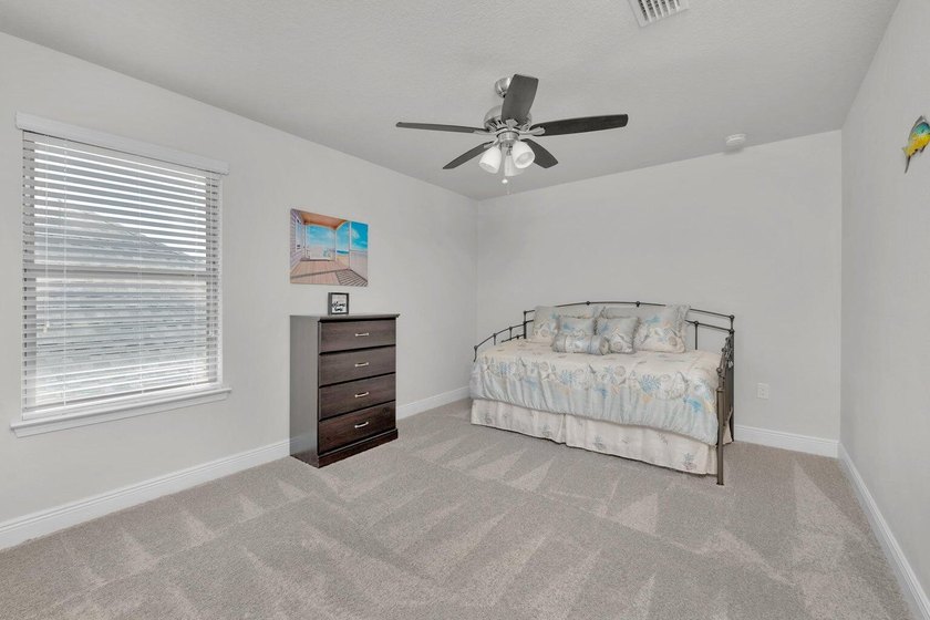 Immaculate, well maintained stunning 5-Bedroom, 2.5 Bath Home - photo 32