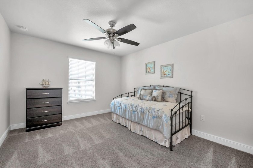 Immaculate, well maintained stunning 5-Bedroom, 2.5 Bath Home - photo 33