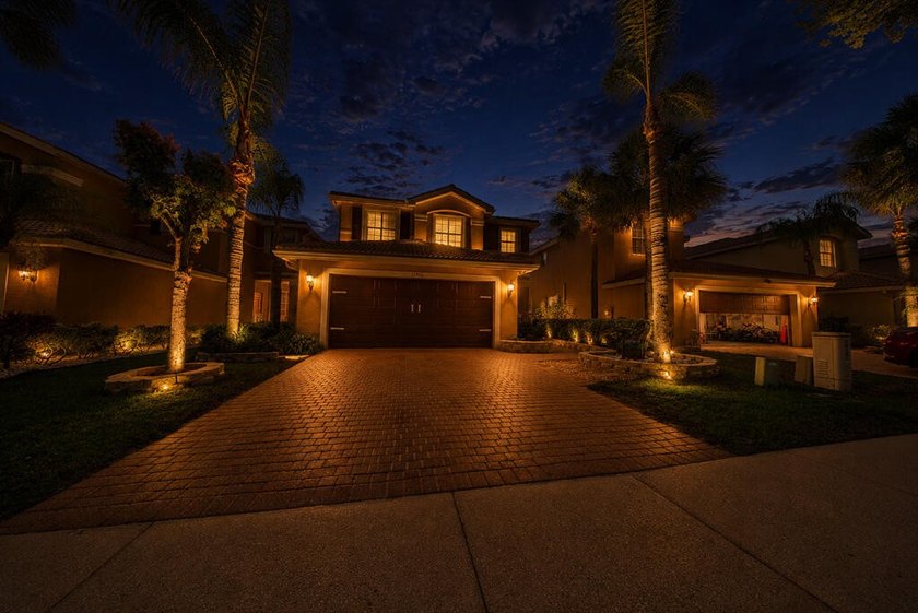 Welcome to this beautifully maintained 4-bedroom, 2.5-bathroom - photo 4