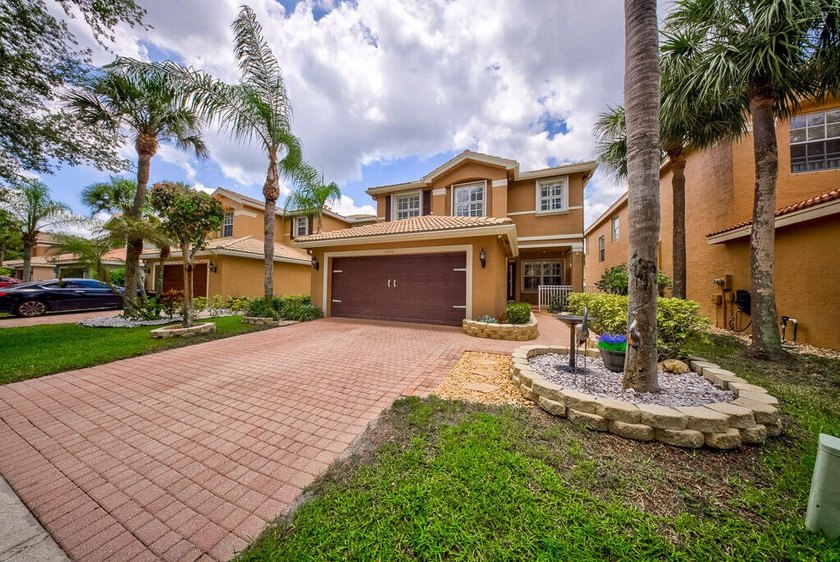 Welcome to this beautifully maintained 4-bedroom, 2.5-bathroom - photo 7