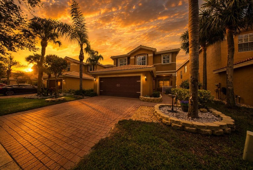 Welcome to this beautifully maintained 4-bedroom, 2.5-bathroom - photo 8