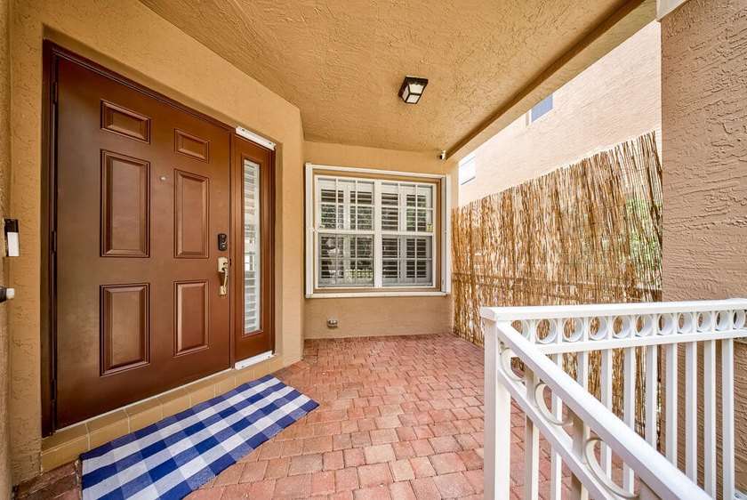 Welcome to this beautifully maintained 4-bedroom, 2.5-bathroom - photo 9