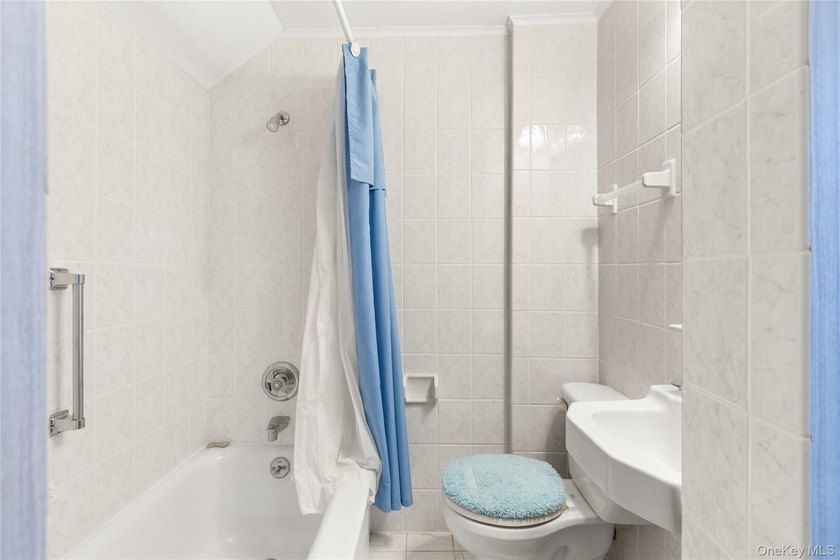 Welcome to this charming and spacious 3-bedroom 2-bathroom - photo 15