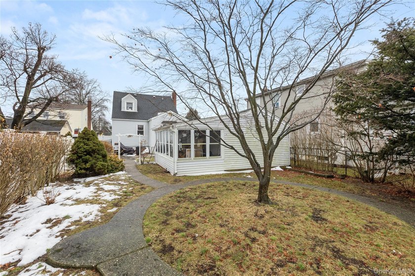 Welcome to this charming and spacious 3-bedroom 2-bathroom - photo 17