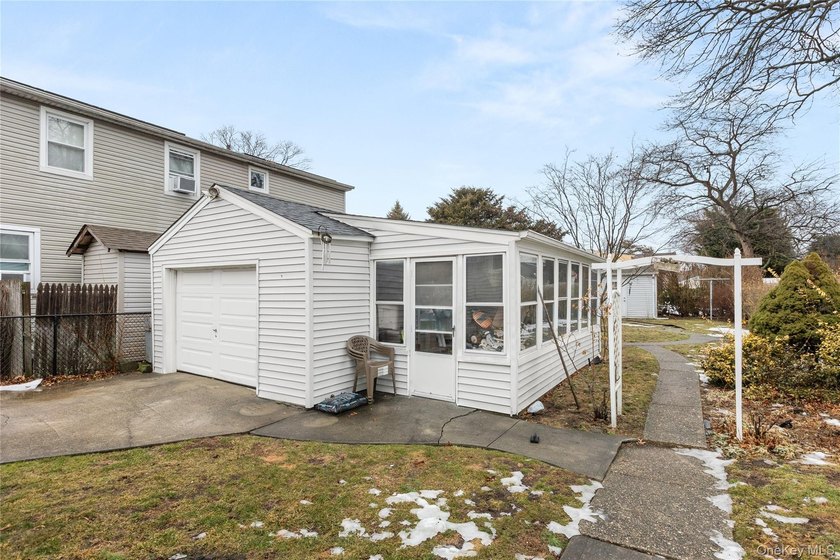 Welcome to this charming and spacious 3-bedroom 2-bathroom - photo 18