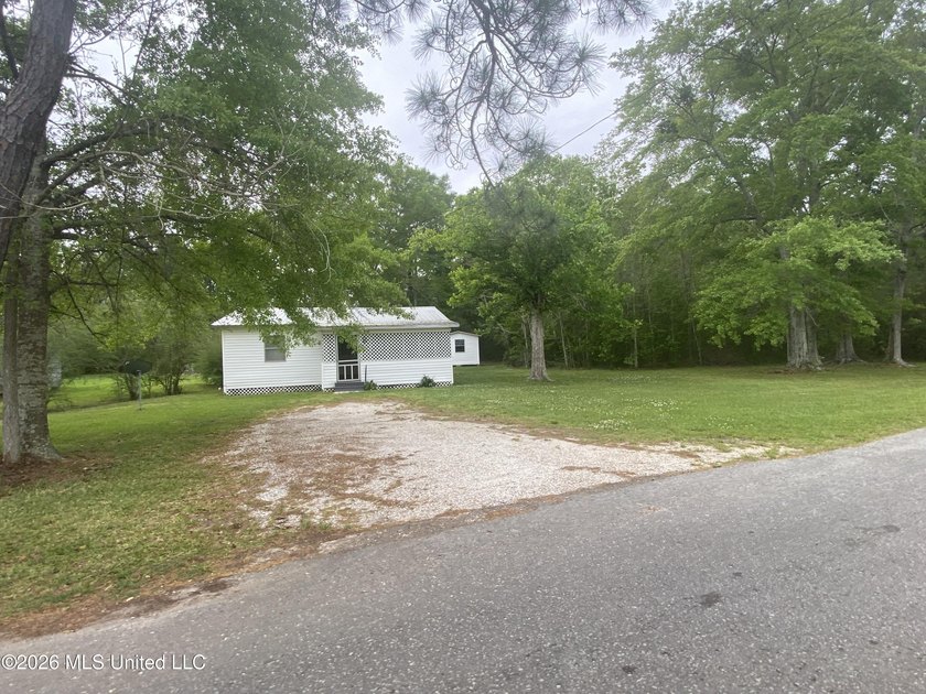 Great first time home buyer! This 3 BR 1 bath , Has a large - photo 2