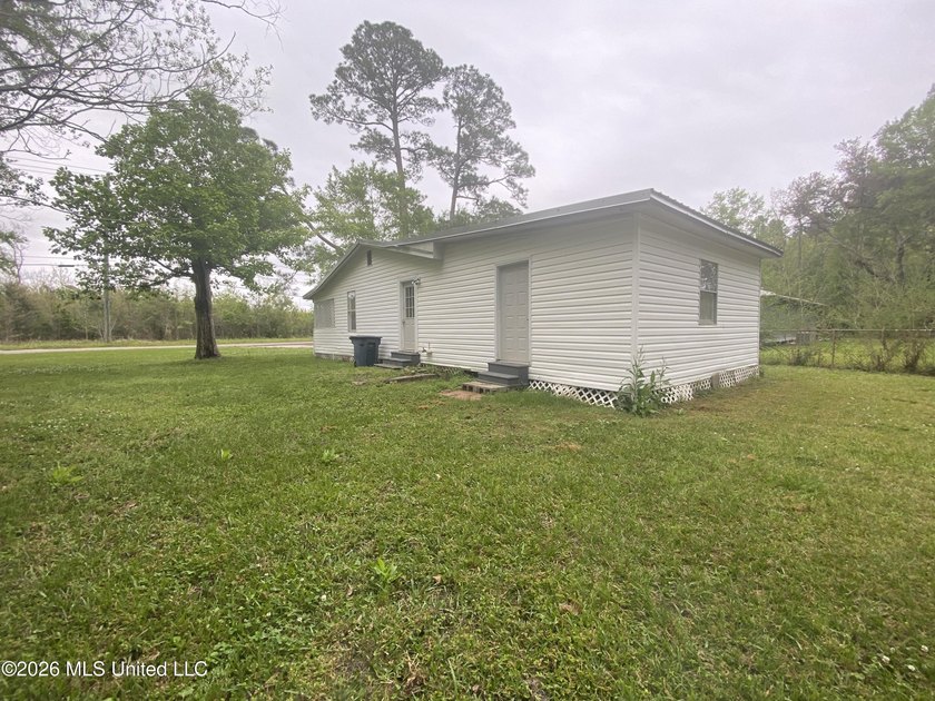Great first time home buyer! This 3 BR 1 bath , Has a large - photo 5