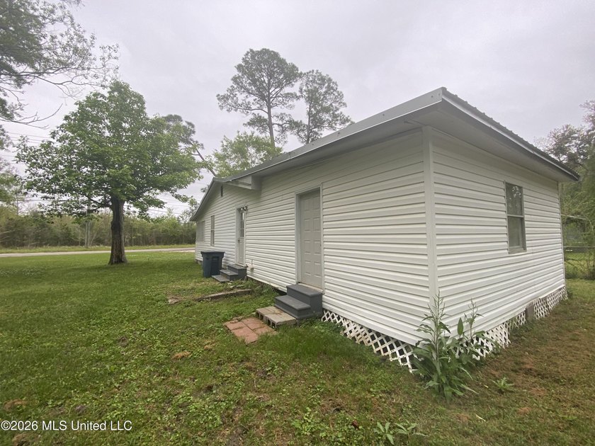 Great first time home buyer! This 3 BR 1 bath , Has a large - photo 8