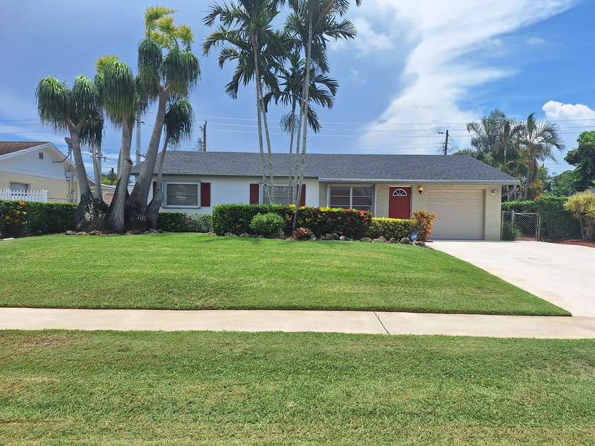 Welcome to this charming and beautifully maintained 3-bedroom - photo 2