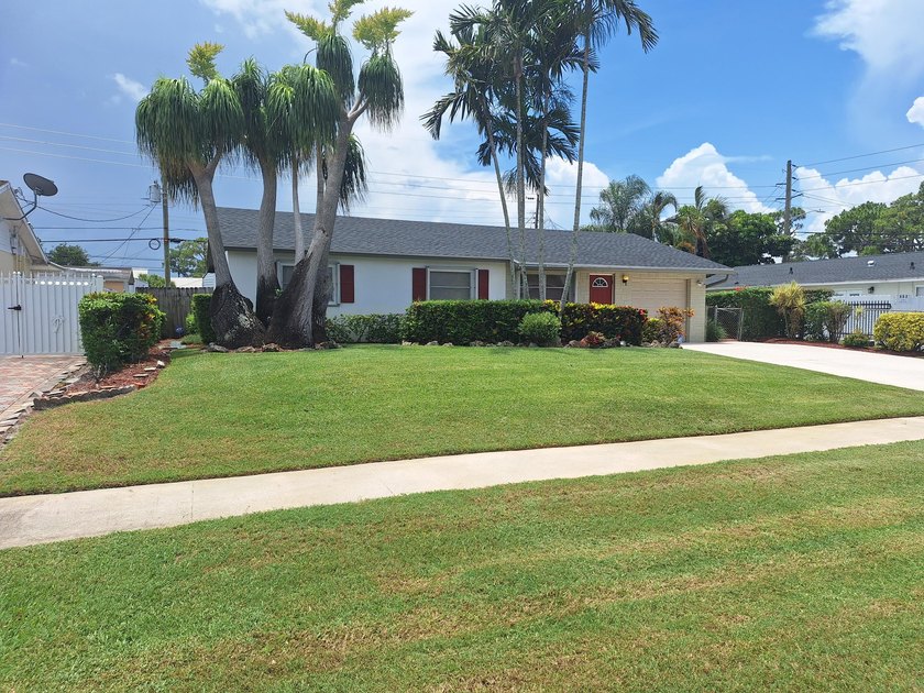 Welcome to this charming and beautifully maintained 3-bedroom - photo 3