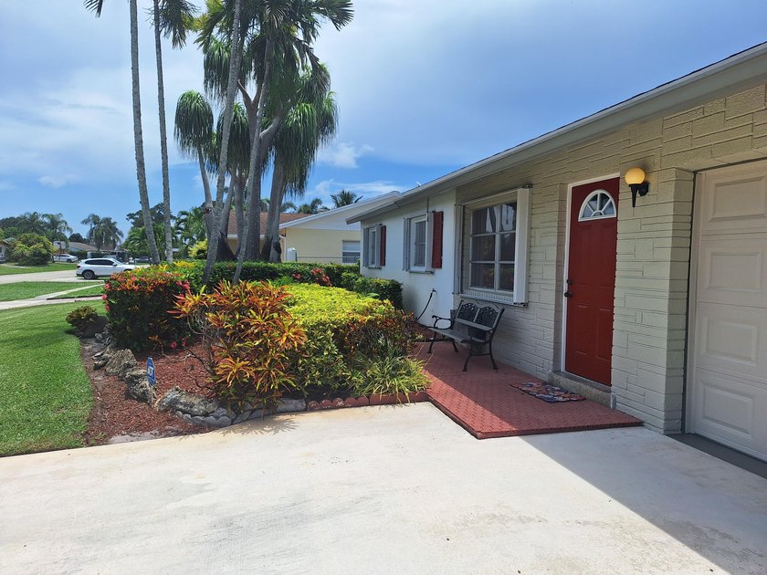 Welcome to this charming and beautifully maintained 3-bedroom - photo 5