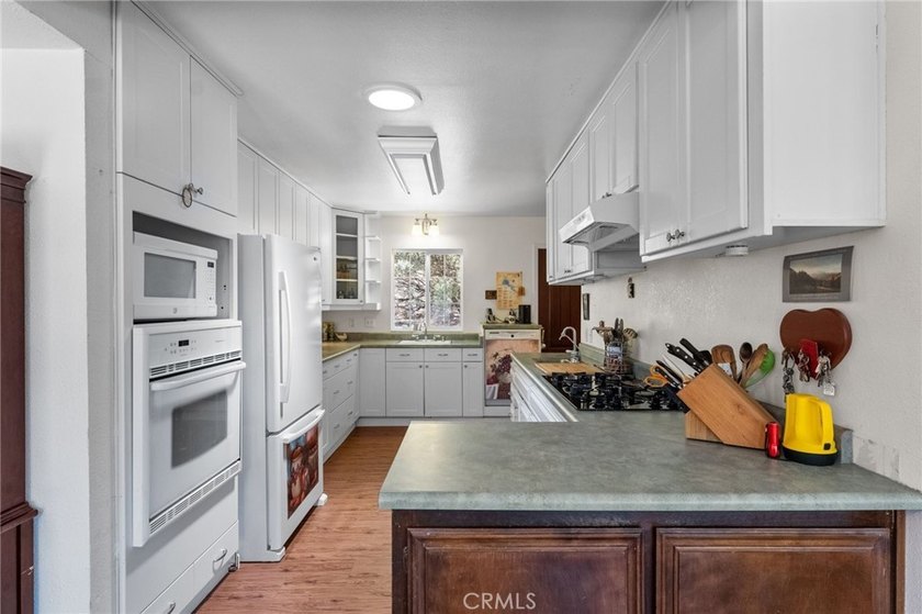 Welcome to your dream home! This stunning custom-built 3 bedroom - photo 11